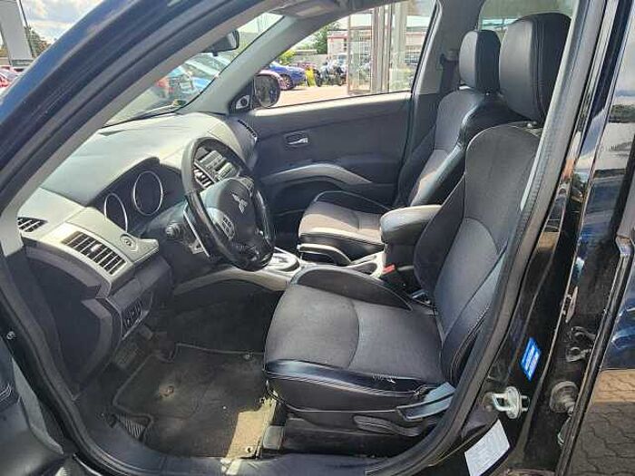 Mitsubishi Outlander 2.4 Intense 4WD CVT- Automatik 7 Sitzer, Anh.kupplung, Klimaautomatik 4WD