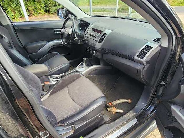 Mitsubishi Outlander 2.4 Intense 4WD CVT- Automatik 7 Sitzer, Anh.kupplung, Klimaautomatik 4WD